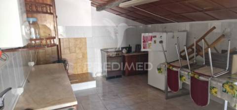 Excelente t2 recuperado com terreno e árvores de fruto