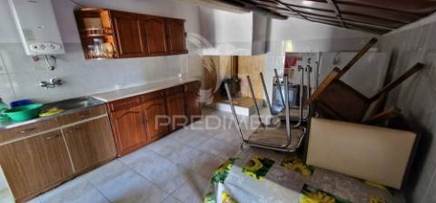 Excelente t2 recuperado com terreno e árvores de fruto