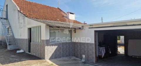 Excelente t2 recuperado com terreno e árvores de fruto