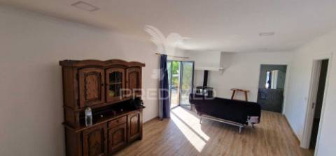 Excelente t2 recuperado com terreno e árvores de fruto