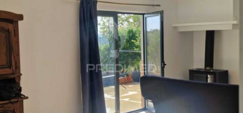 Excelente t2 recuperado com terreno e árvores de fruto