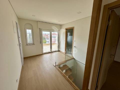 Duplex t4 a estrear com terraço em queluz de baixo, oeiras