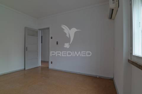 Arrendar apartamento 2 quartos na rua elias garcia, venteira