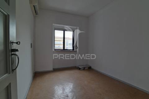 Arrendar apartamento 2 quartos na rua elias garcia, venteira