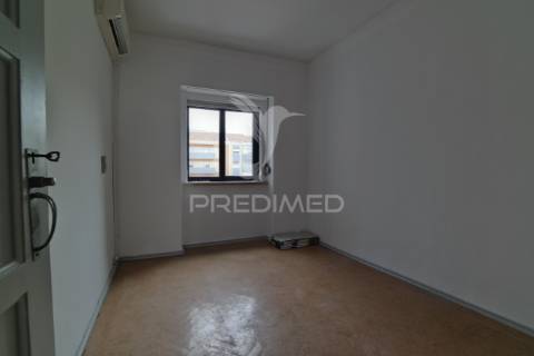 Arrendar apartamento 2 quartos na rua elias garcia, venteira