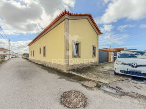 Moradia t3 térrea com jardim e área exterior