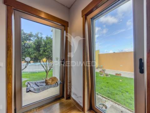 Moradia t3 térrea com jardim e área exterior