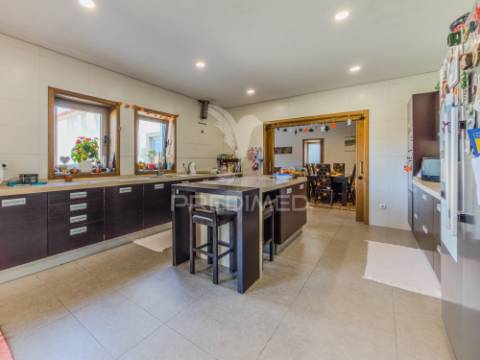 Moradia t3 térrea com jardim e área exterior