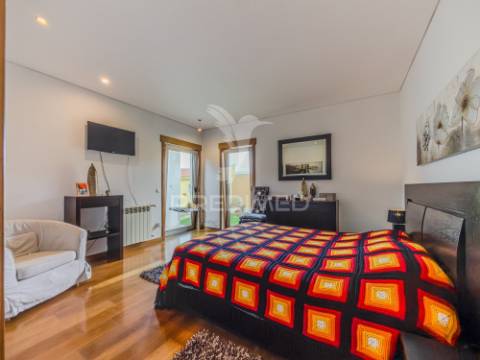 Moradia t3 térrea com jardim e área exterior