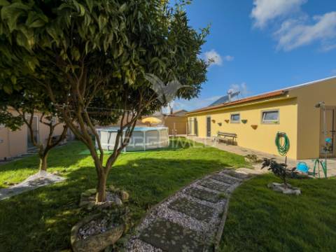 Moradia t3 térrea com jardim e área exterior