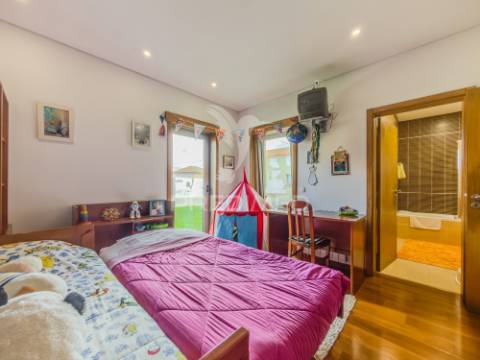 Moradia t3 térrea com jardim e área exterior