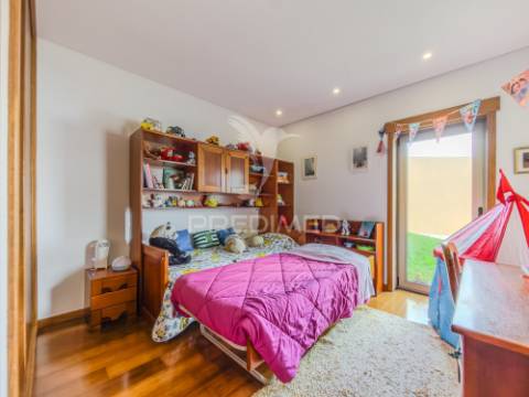 Moradia t3 térrea com jardim e área exterior