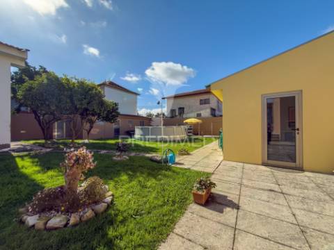 Moradia t3 térrea com jardim e área exterior