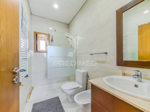 Moradia t3 térrea com jardim e área exterior