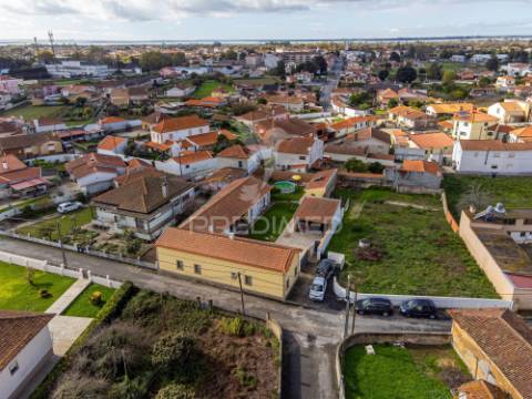 Moradia t3 térrea com jardim e área exterior