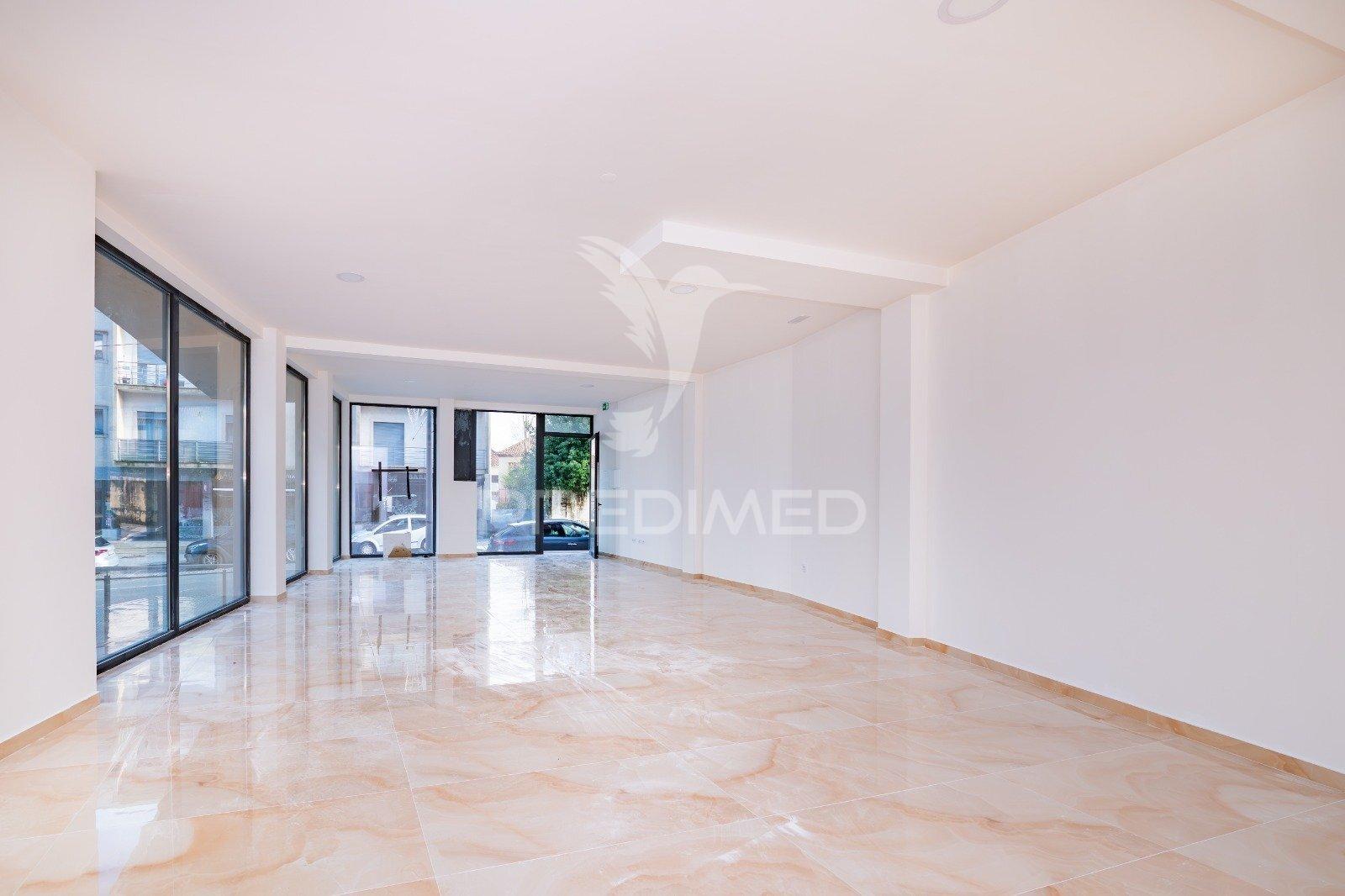 Loja para comercio e serviços com 81.40 m2 centro da vila, arco de baúlhe