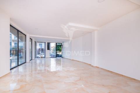 Loja para comercio e serviços com 81.40 m2 centro da vila, arco de baúlhe