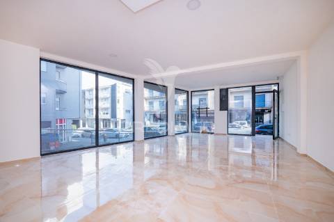 Loja para comercio e serviços com 81.40 m2 centro da vila, arco de baúlhe