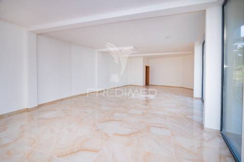 Loja para comercio e serviços com 81.40 m2 centro da vila, arco de baúlhe