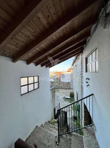 Moradia típica transmontana em candoso