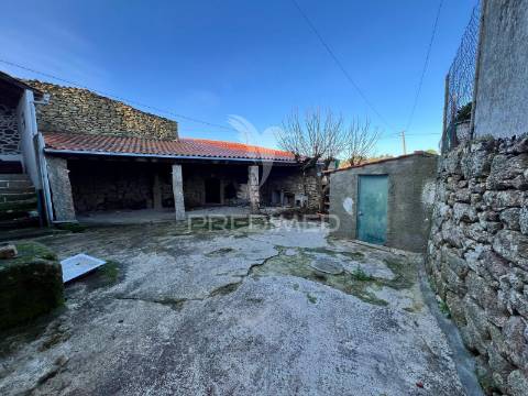 Moradia típica transmontana em candoso