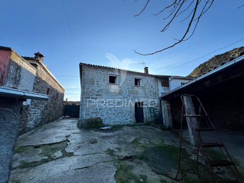 Moradia típica transmontana em candoso