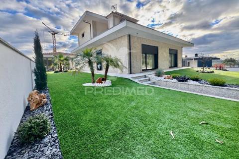 Excelente moradia individual t3  com cozinha regional