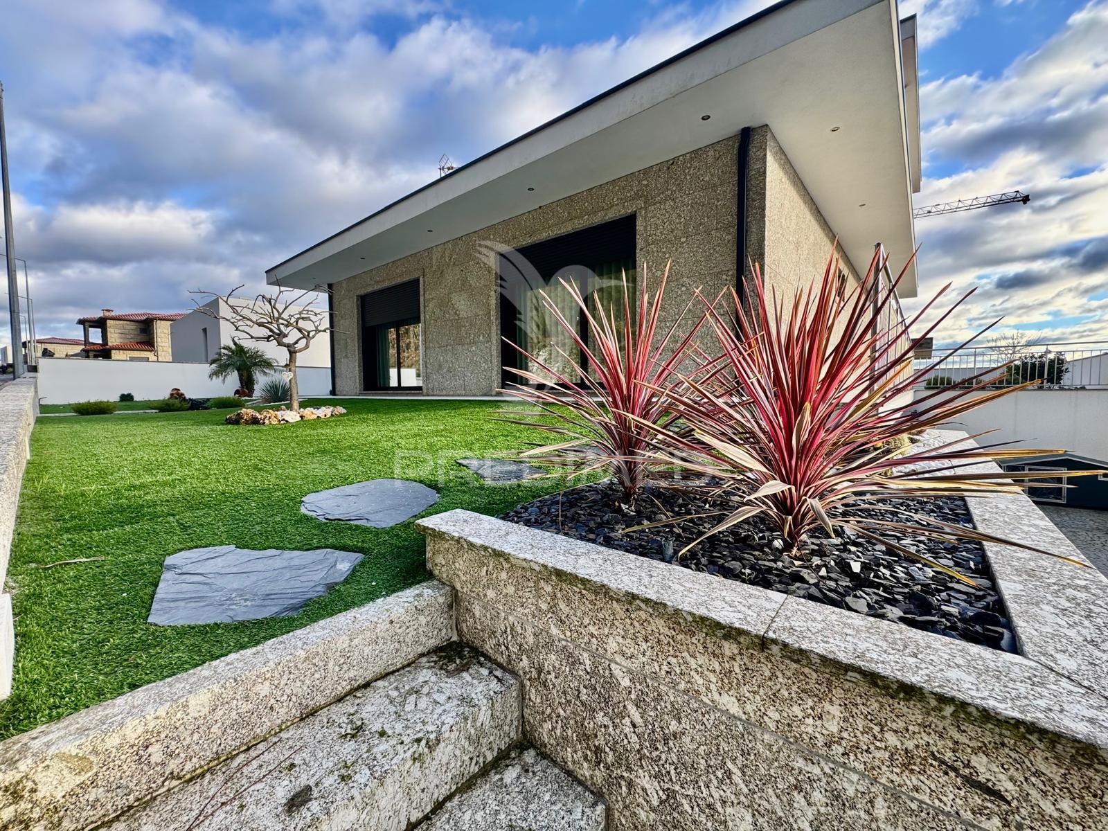 Excelente moradia individual t3  com cozinha regional