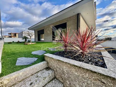 Excelente moradia individual t3  com cozinha regional