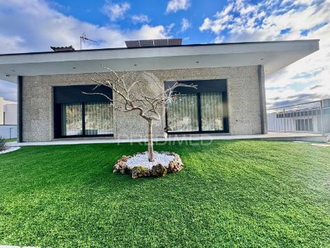 Excelente moradia individual t3  com cozinha regional