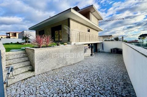 Excelente moradia individual t3  com cozinha regional