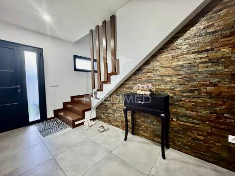 Excelente moradia individual t3  com cozinha regional