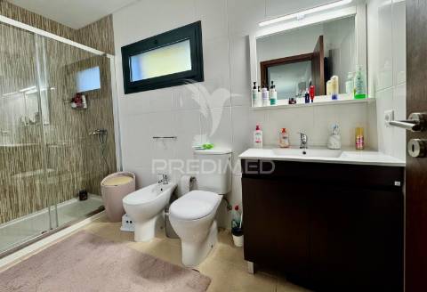 Excelente moradia individual t3  com cozinha regional