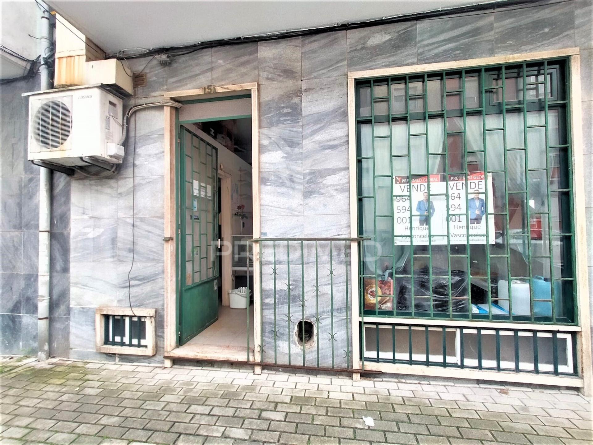 Churrasqueira/loja | remodelada | águas livres | damaia