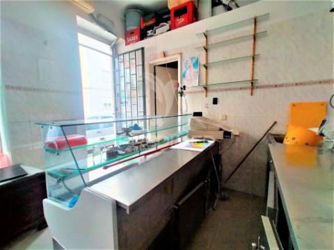 Churrasqueira/loja | remodelada | águas livres | damaia