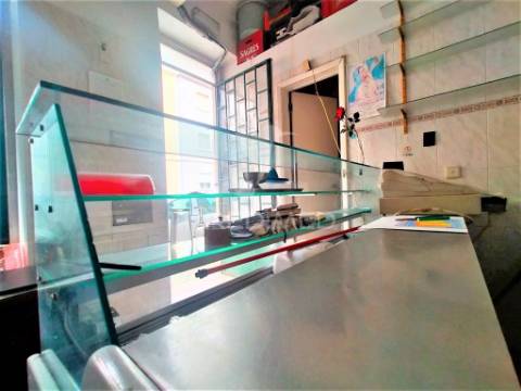 Churrasqueira/loja | remodelada | águas livres | damaia