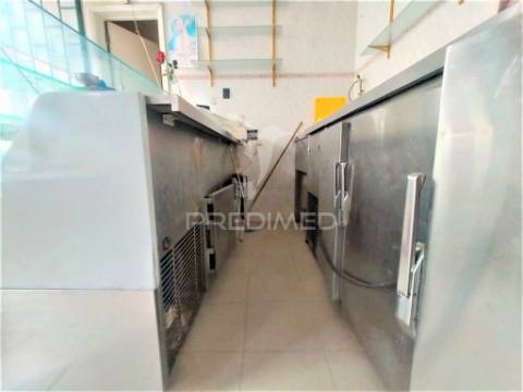 Churrasqueira/loja | remodelada | águas livres | damaia