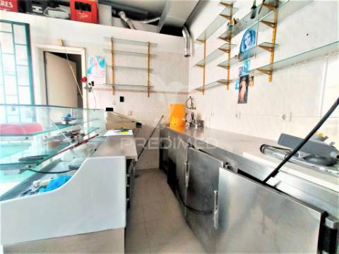 Churrasqueira/loja | remodelada | águas livres | damaia