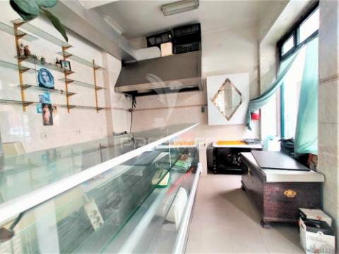 Churrasqueira/loja | remodelada | águas livres | damaia