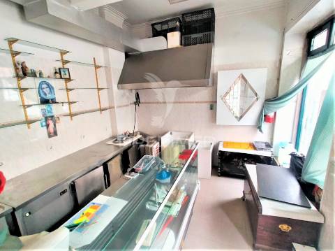 Churrasqueira/loja | remodelada | águas livres | damaia