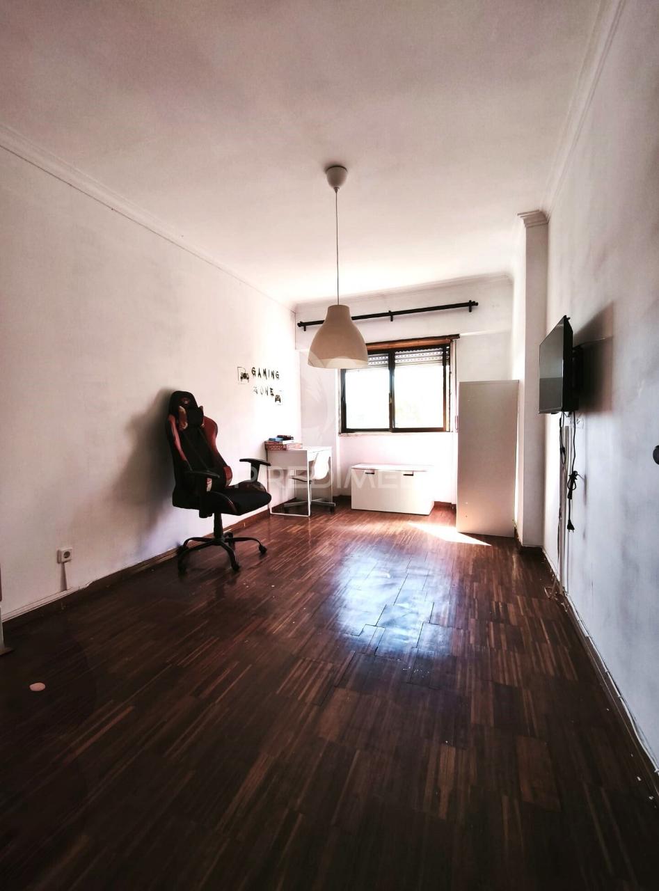 Apartamento t2 com despensa e arrecadação | amadora | mina de água