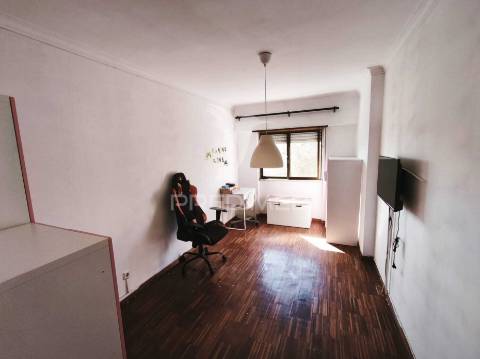 Apartamento t2 com despensa e arrecadação | amadora | mina de água