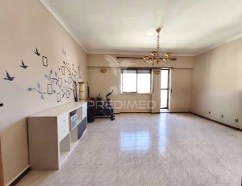 Apartamento t2 com despensa e arrecadação | amadora | mina de água