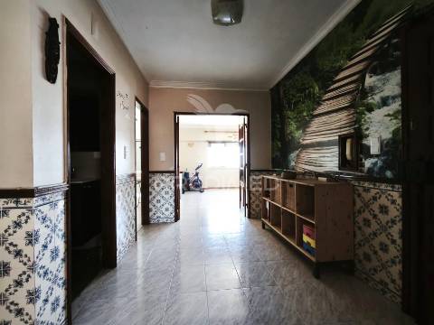 Apartamento t2 com despensa e arrecadação | amadora | mina de água