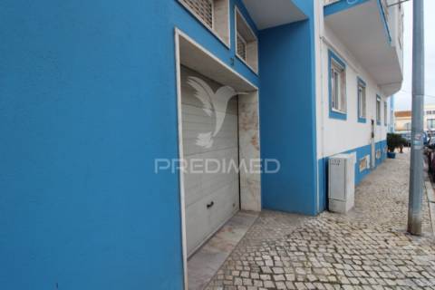 Moradia triplex com dois lugares de garagem