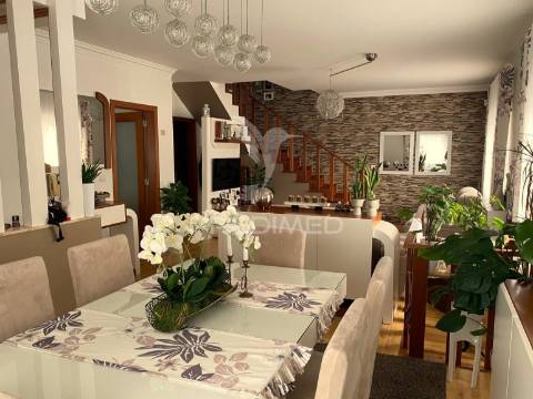 Moradia triplex com dois lugares de garagem