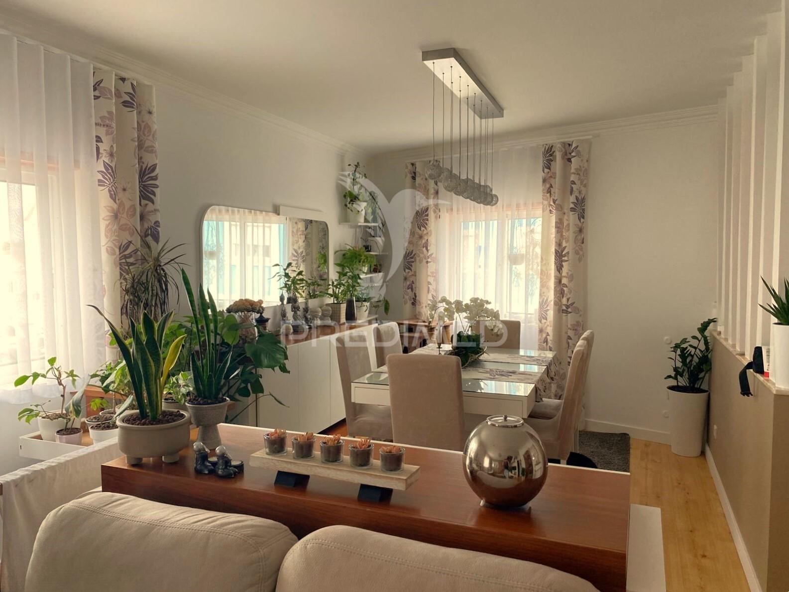 Moradia triplex com dois lugares de garagem