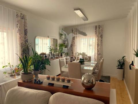 Moradia triplex com dois lugares de garagem