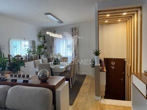 Moradia triplex com dois lugares de garagem