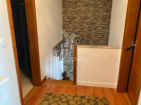 Moradia triplex com dois lugares de garagem